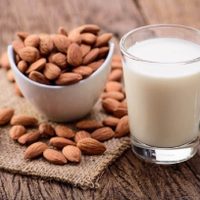 Más allá del sabor: cómo la leche de almendras impacta en tu salud y en el planeta