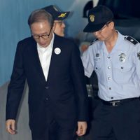 Dan 15 años de prisión al expresidente surcoreano Lee Myung-bak