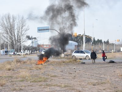 Lo que dejó el corte en ruta 7: un hombre fue arrastrado por un auto y terminó con algunos golpes