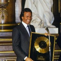 Julio Iglesias prepara su defensa legal ante denuncias por agresión sexual