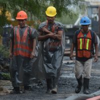 Familiares de mineros alegan presiones de Protección Civil para suspender rescate en Coahuila
