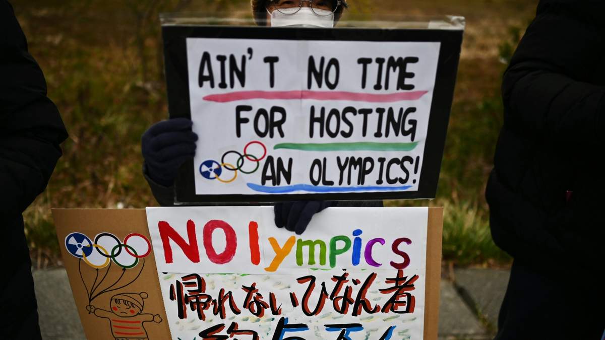Personas protestan contra las Olimpiadas de Tokio 2021. Fuente: (Twitter)