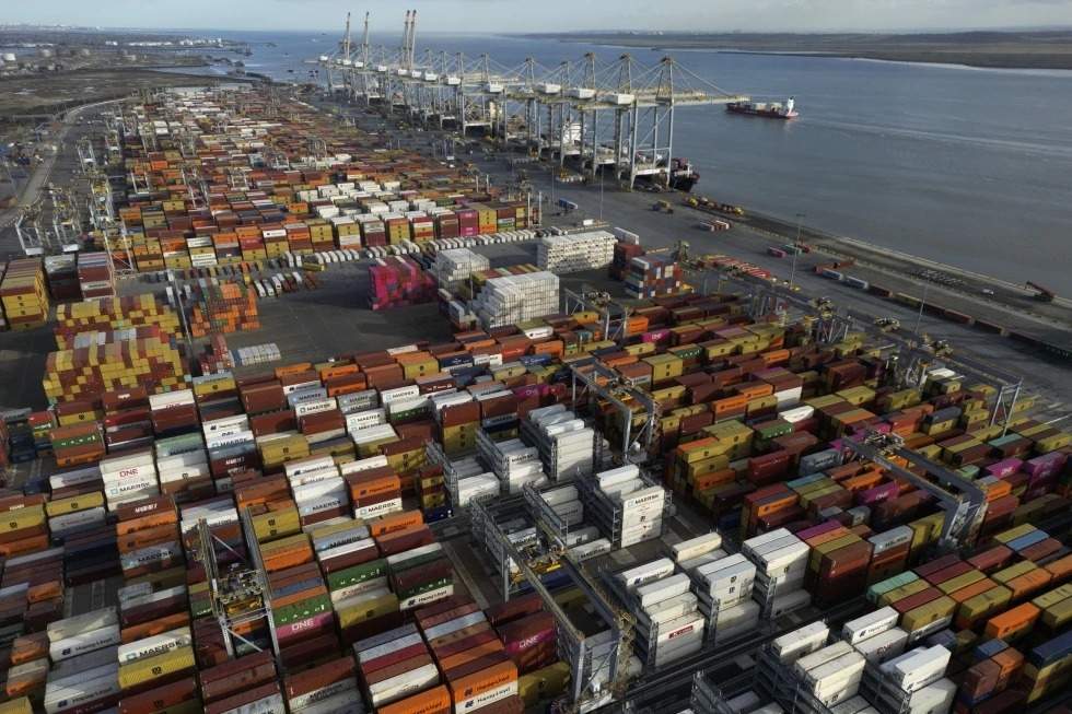 Contenedores de envío esperan ser procesados ??en el puerto London Gateway, en Stanford-le-Hope, en el estuario del Támesis al este de Londres, Inglaterra, el 5 de febrero de 2025.