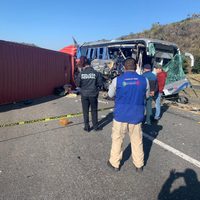 Choca autobús y tráiler en carretera de Michoacán; hay militares entre los 19 heridos