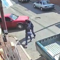 Sujeto intenta robar a una mujer, pero ella lo retiene hasta que llega la policía (Video)