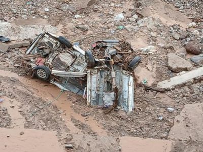 Daños por lluvias en Tlapa: un muerto, dos desaparecidos, 6 rescatados y vehículos arrastrados (Vide