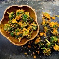 Chips de brócoli con 2 ingredientes: una receta súper fácil para conquistar a los más chicos