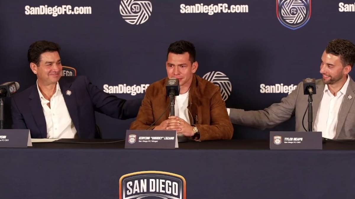 Chucky Lozano llora durante su presentación con el San Diego FC