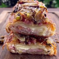 Arrollado de panceta y muzzarella con masa hojaldrada: una bomba de sabor en una receta fácil que es un 10