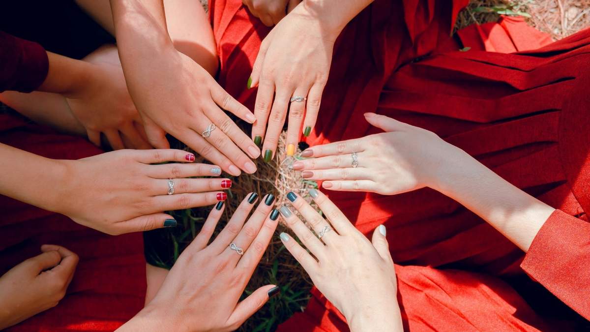 Con acabados aterciopelados y efectos luminosos, estos diseños ofrecen elegancia y sofisticación para quienes buscan una manicura impecable. Fuente: (Instagram)