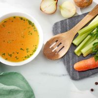 No compres más las sopas instantáneas y prepárate este caldo casero de verduras saludable que es una delicia