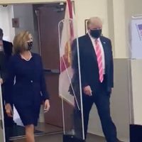 Trump vota en persona y por anticipado en Florida
