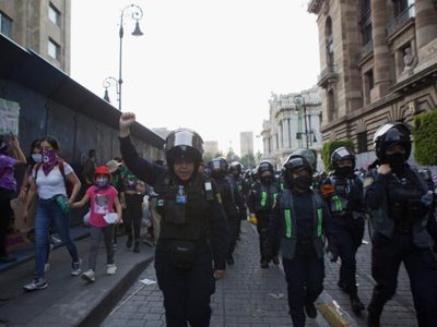 “¡Policía consciente se une al contingente!”: así apoyaron agentes de la CDMX la marcha del 8M