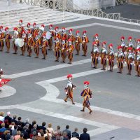 El Vaticano detecta otros siete casos positivos de covid-19 en la guardia suiza; suman 11