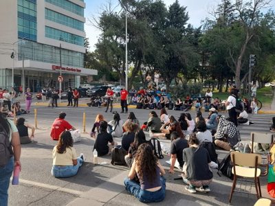 Sigue la toma en el rectorado de Universidad Nacional del Comahue