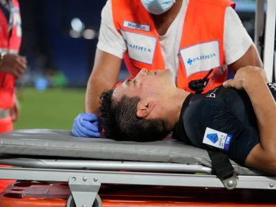 “Chucky” Lozano sale de cambio tras recibir un golpe en la cabeza (Video)