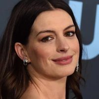 ¡Encandila! A un mes de dar a luz en secreto, Anne Hathaway reapareció y... ¡mirá!