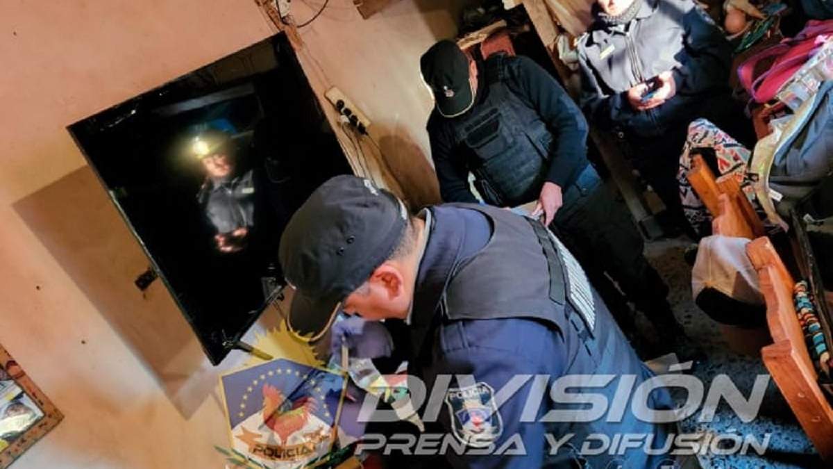 En varios allanamientos recuperaron drogas, armas y detuvieron a un hombre. Fuente: (Policía de Neuquén).