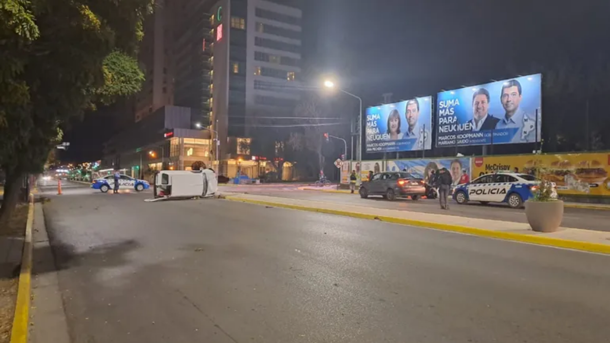 La policía aseguró que uno de los vehículos venía a mucha velocidad. Fuente: (Twitter)
