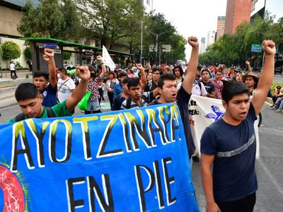 Padres de los 43 consiguen que Ejército no destruya documentos del caso Ayotzinapa