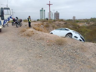 Un vehículo desbarrancó en el Mirador