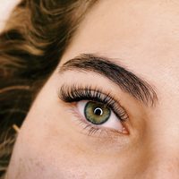El truco de maquillaje ideal para lograr pestañas más voluminosas sin extensiones