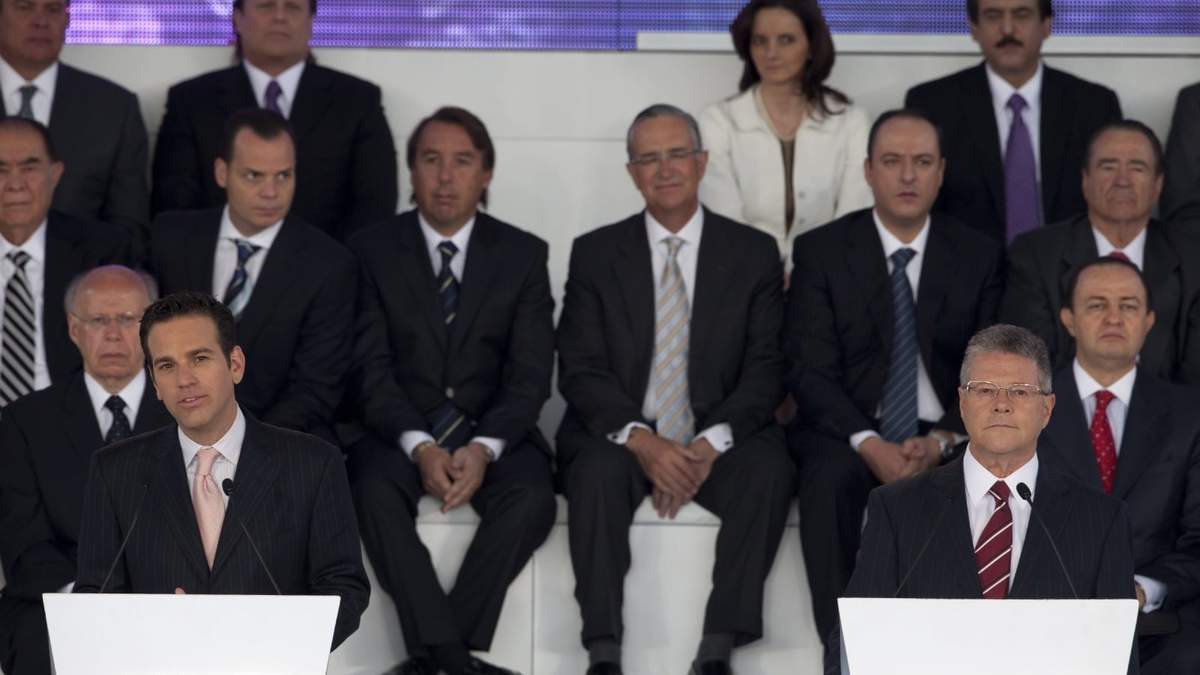 Carlos Loret de Mola y Sergio Sarmiento fueron dos de los conductores de la presentación. Atrás los empresarios Emilio Azcárraga y Ricardo Salinas