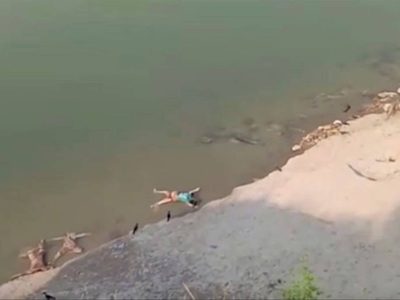 Aparecen flotando en el río Ganges decenas de cadáveres de presuntas víctimas de covid-19