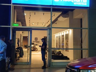 Golpe comando en concesionaria de Neuquén: un grupo de 10 personas robó varias motos en plena madrugada