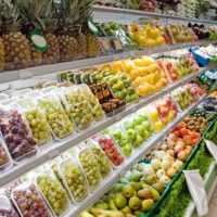 Buscan sancionar a comercios que envuelvan en plástico frutas y verduras