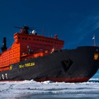 El barco que realiza uno de los viajes más inhóspitos del mundo por el Polo Norte
