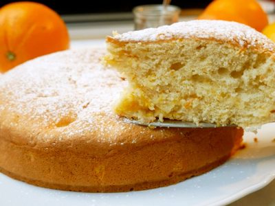 Torta de naranja con chips de chocolate: tan suave como la manteca y perfecta para ese antojito de dulce