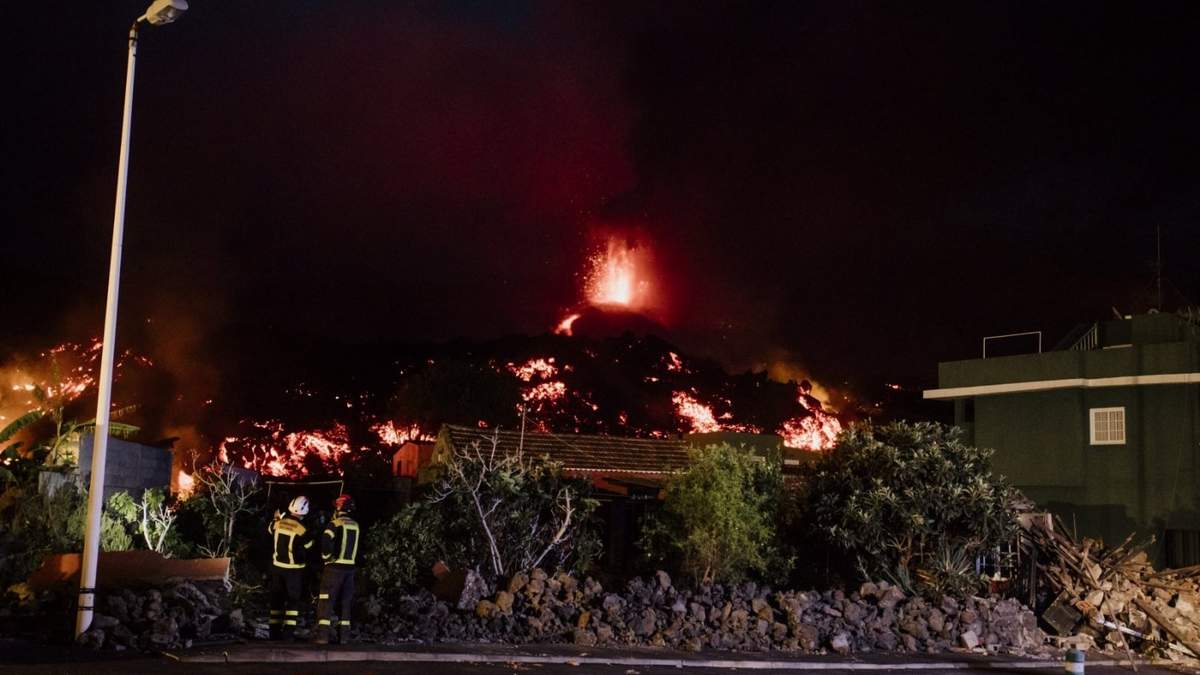 El magma del volcán de La Palma avanza sobre los pueblos. Fuente: (Twitter)