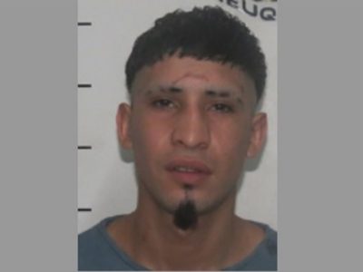 Centenario: tenía prisión domiciliaria y atacó a policías con una faca artesanal