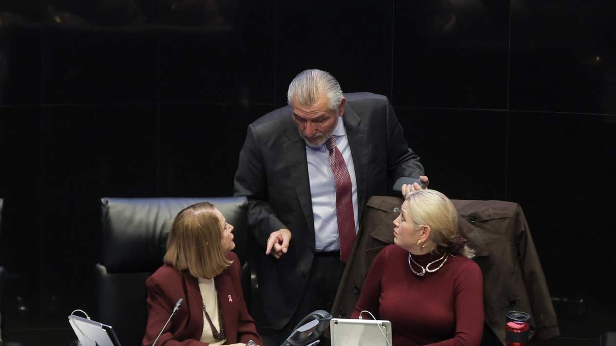 Los senadores morenistas Adán Augusto López, Laura Itzel Castillo y Verónica Camino, en la sesión de este miércoles en la Cámara Alta