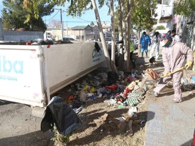 Un acumulador compulsivo vivía con más de un metro de basura y alimentos en descomposición