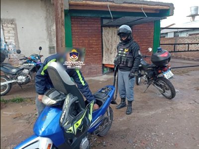 En diferentes operativos la policía demoró a dos sujetos y secuestró un auto y una moto