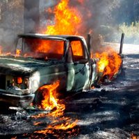 Se incendian dos camionetas de presuntos huachicoleros en Huitzilac