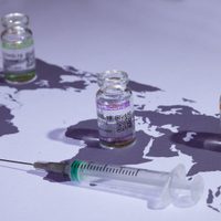 La campaña de vacunación contra el coronavirus supera un nuevo récord mundial