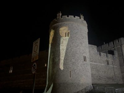 Así dan la bienvenida a Trump en Reino Unido: exhiben su foto con Epstein en el castillo de Windsor
