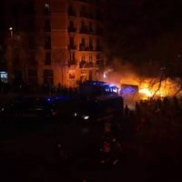 Barricadas y lanzamiento de objetos contra Mossos en la manifestación por Pablo Hasel en Barcelona