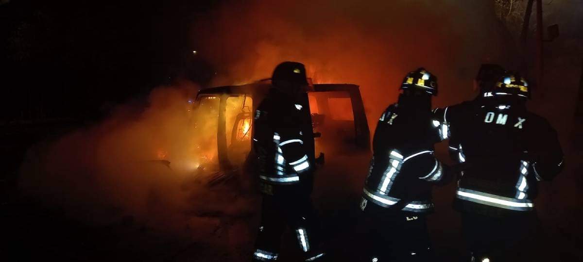 Bomberos extinguieron el fuego provocado por el accidente