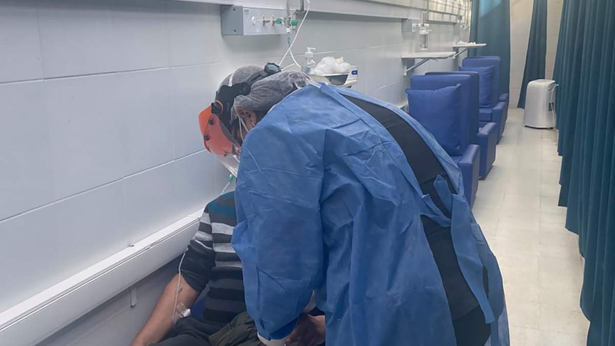 Pacientes internados en sillones en la guardia del Hospital Castro Rendón. Fuente: (Twitter)
