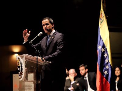 Guaidó anuncia "centro de gobierno" comandado por Leopoldo López