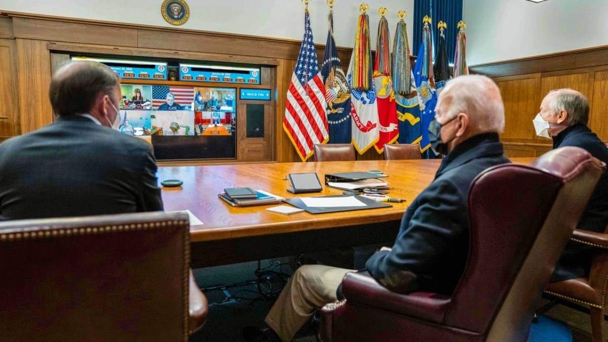 Joe Biden, presidente de Estados Unidos, con sus funcionarios en la Casa Blanca