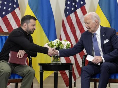 Biden se disculpa con Zelenskyy por una demora en el envío de armas que permitió avances de Rusia