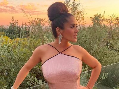 ¿Tamaño real? Salma Hayek tiene un escote tan profundo que ¡explotó el primer plano!