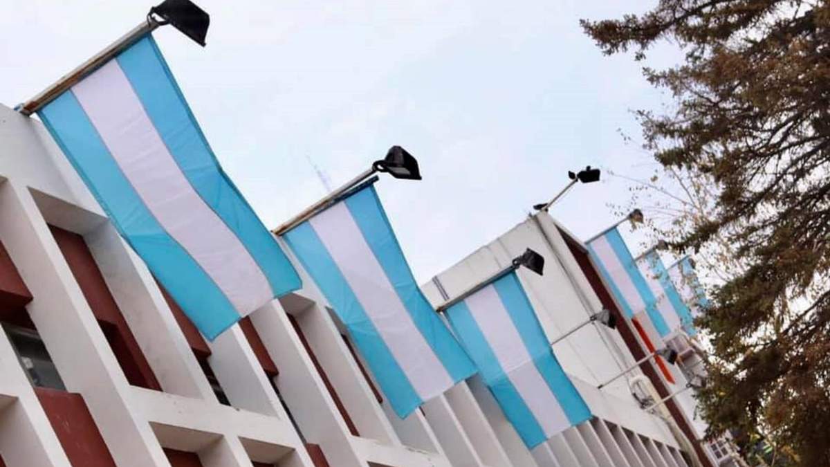 Flamantes Banderas en el edificio del "Palacio Municipal" de Zapala. Fuente: (Twitter).