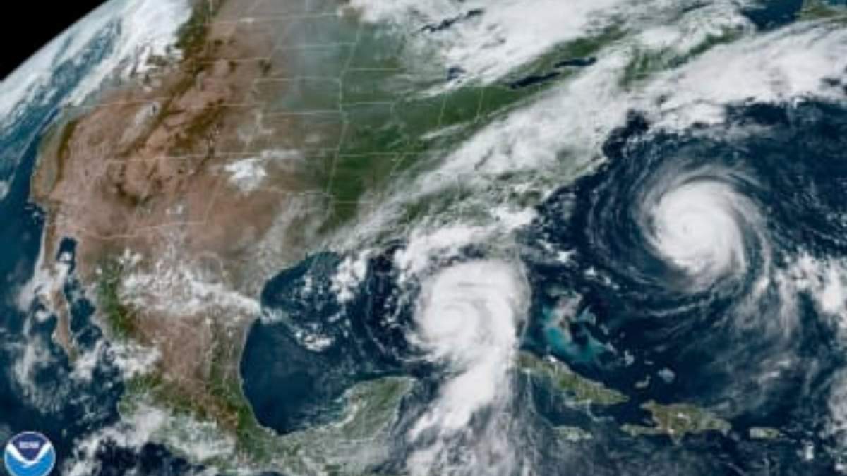 El huracán Idalia (centro) se ve acercándose a la costa de Florida en el Golfo de México, y al huracán Franklin (derecha), mientras avanza junto a la costa este de Estados Unidos, al suroeste de Bermuda.