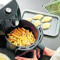 El trucazo en pocos pasos para dejar limpia y reluciente tu Air Fryer o freidora de aire